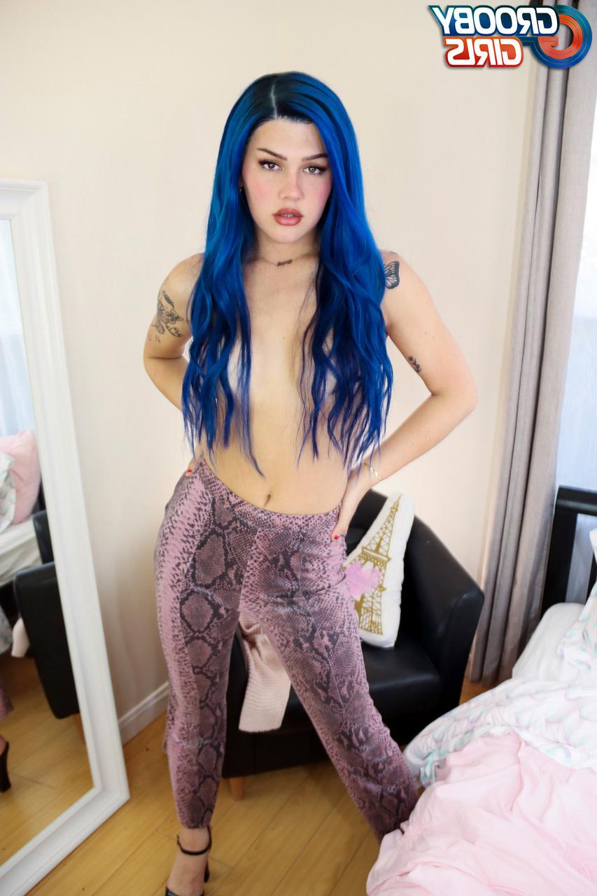 16P Travesti gostosa com um pau grande Daisy Taylor se masturba em um quarto quente solo