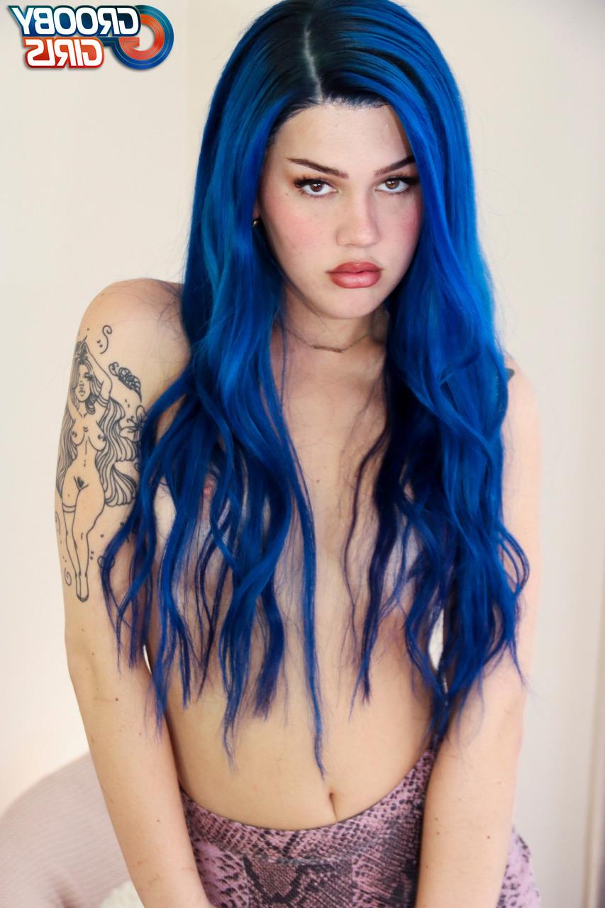 16P Travesti gostosa com um pau grande Daisy Taylor se masturba em um quarto quente solo