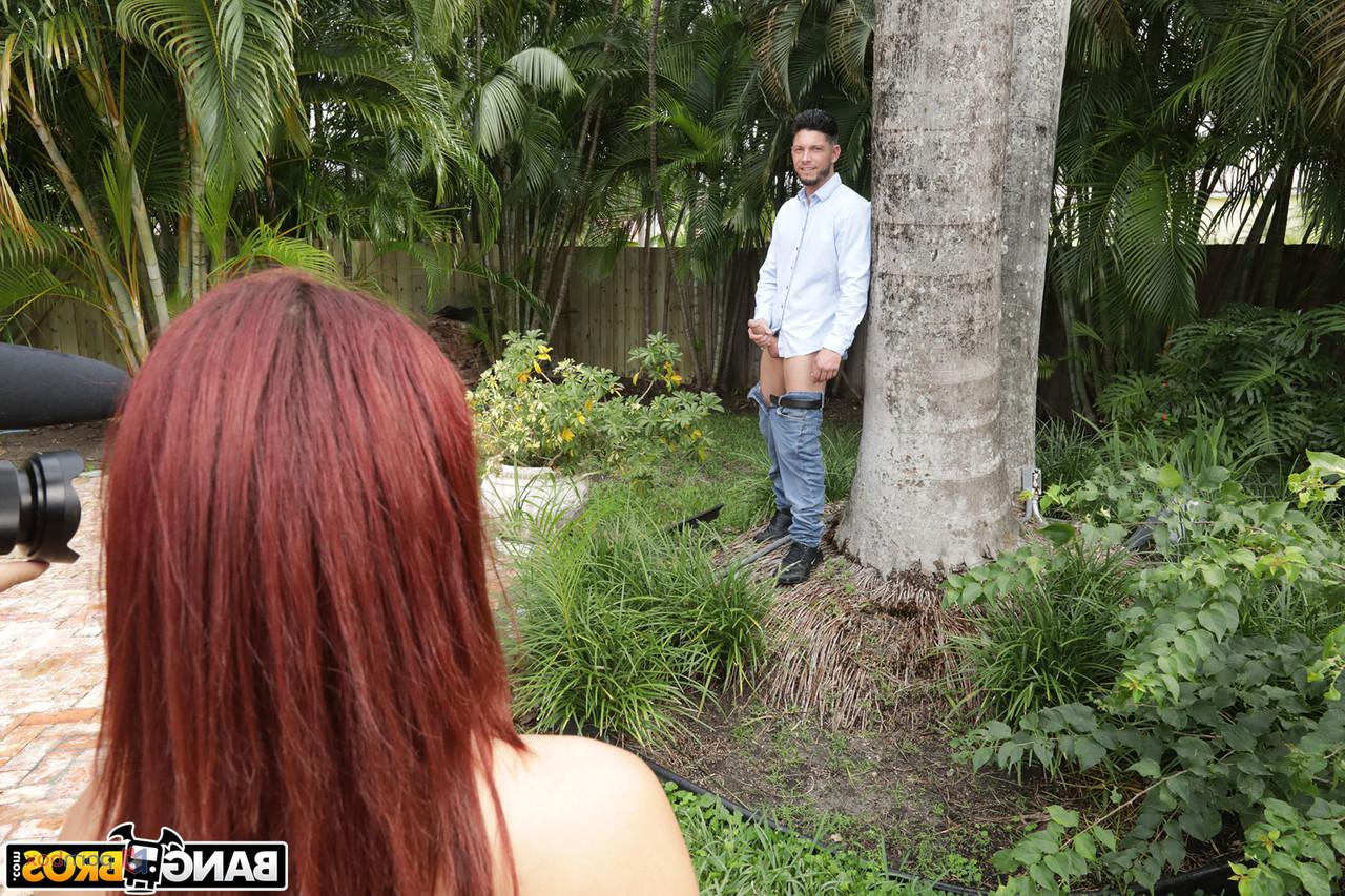 20P La pelirroja latina Kira Perez seduce a un chico con sus grandes tetas antes del sexo al aire libre