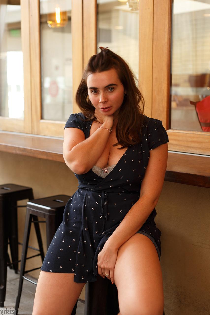 12P Das brünette Babe Tyla Jessop posiert verführerisch und zeigt ihren großen Arsch und ihre Titten