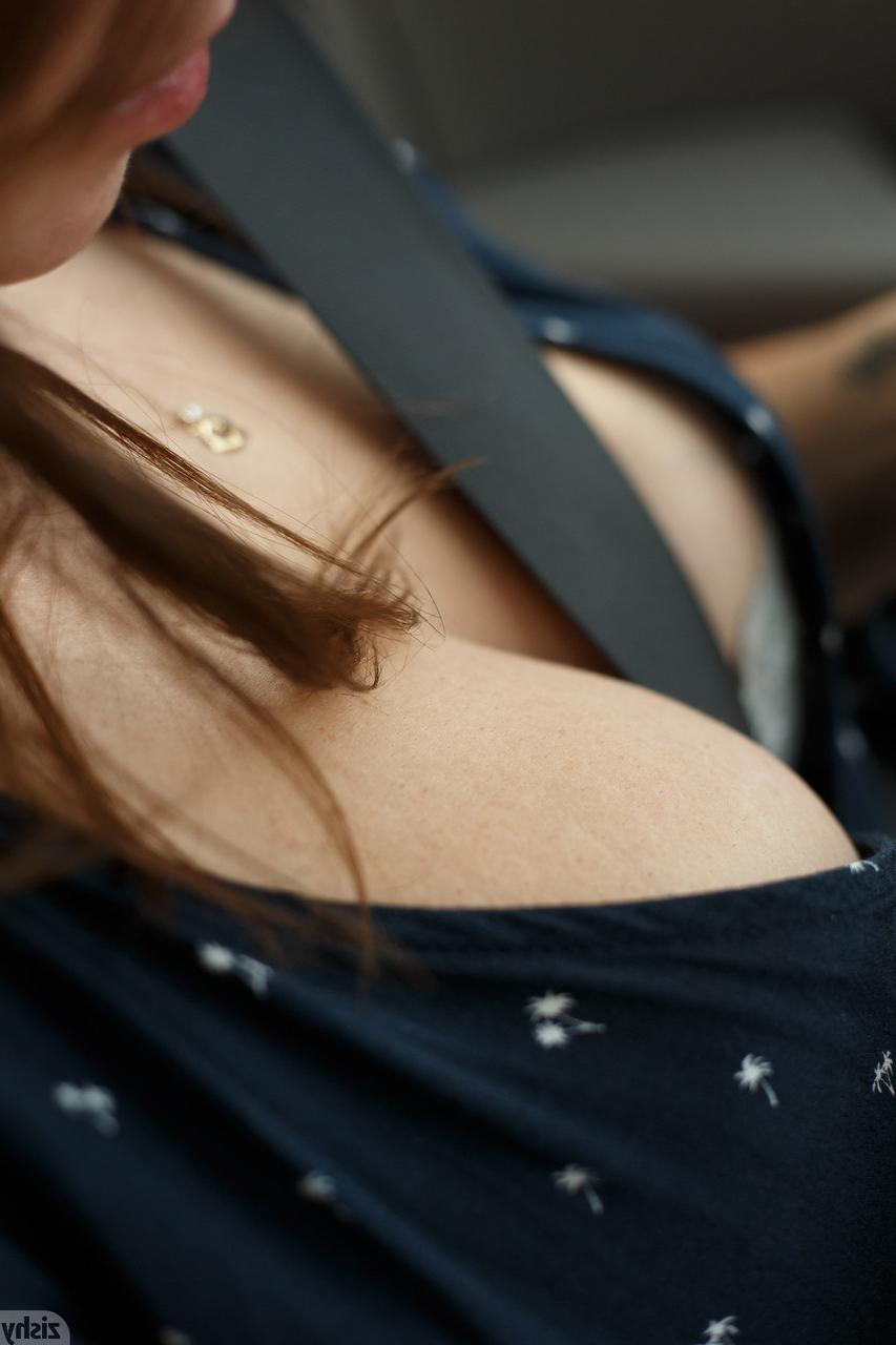 12P Das brünette Babe Tyla Jessop posiert verführerisch und zeigt ihren großen Arsch und ihre Titten