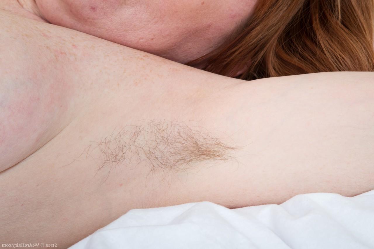17P Mamá caliente Strea con grandes tetas caídas abriéndose desnuda para una vista de primer plano de su coño peludo