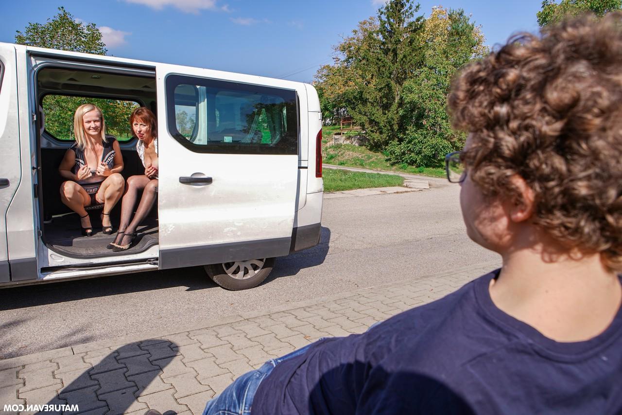 20P Des mamies salopes baisent sans vergogne un nerd blond dans un trio public