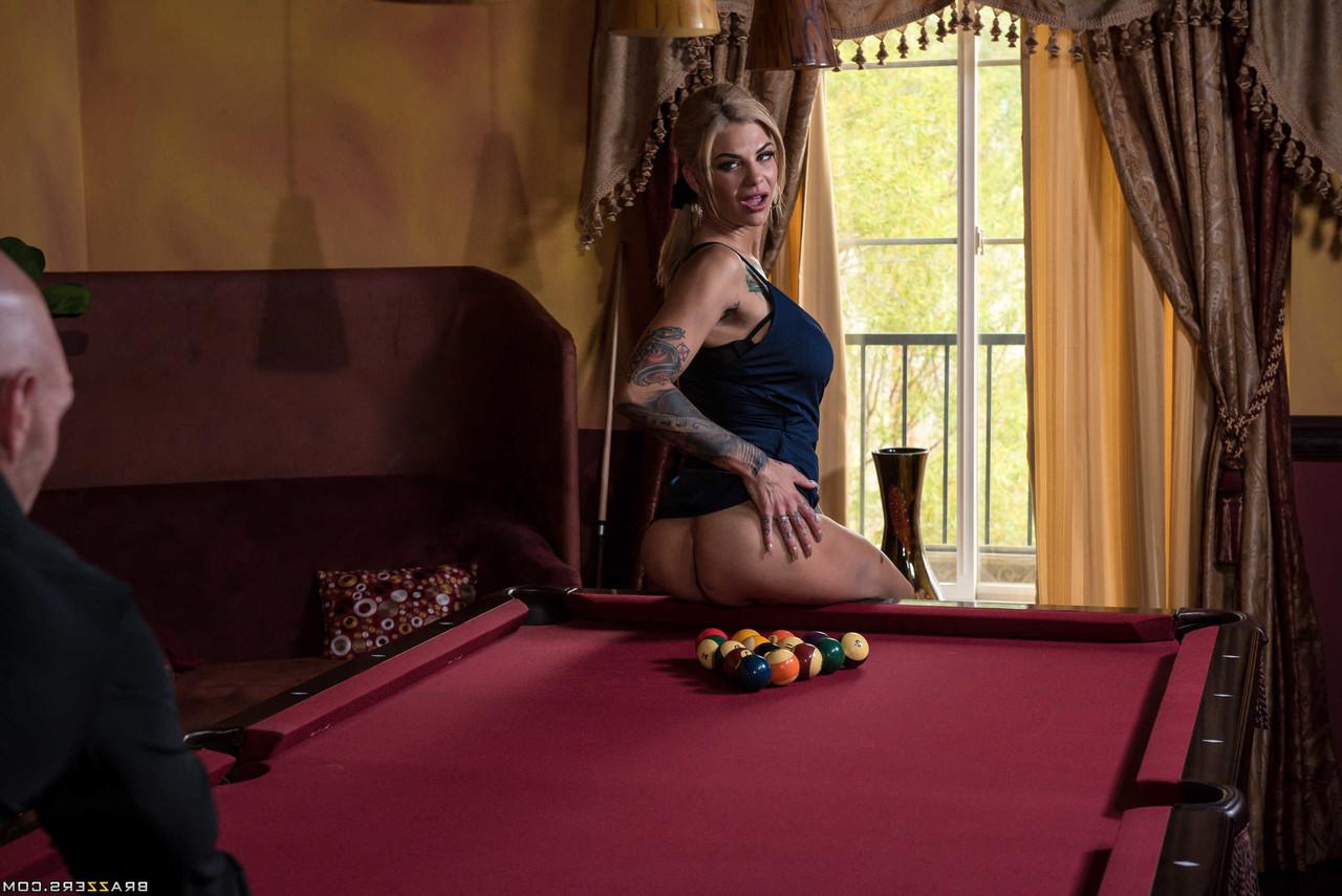 20P Die untreue, tätowierte Ehefrau Bonnie Rotten wird von einem glatzköpfigen Barkeeper gefickt und ins Gesicht gespritzt