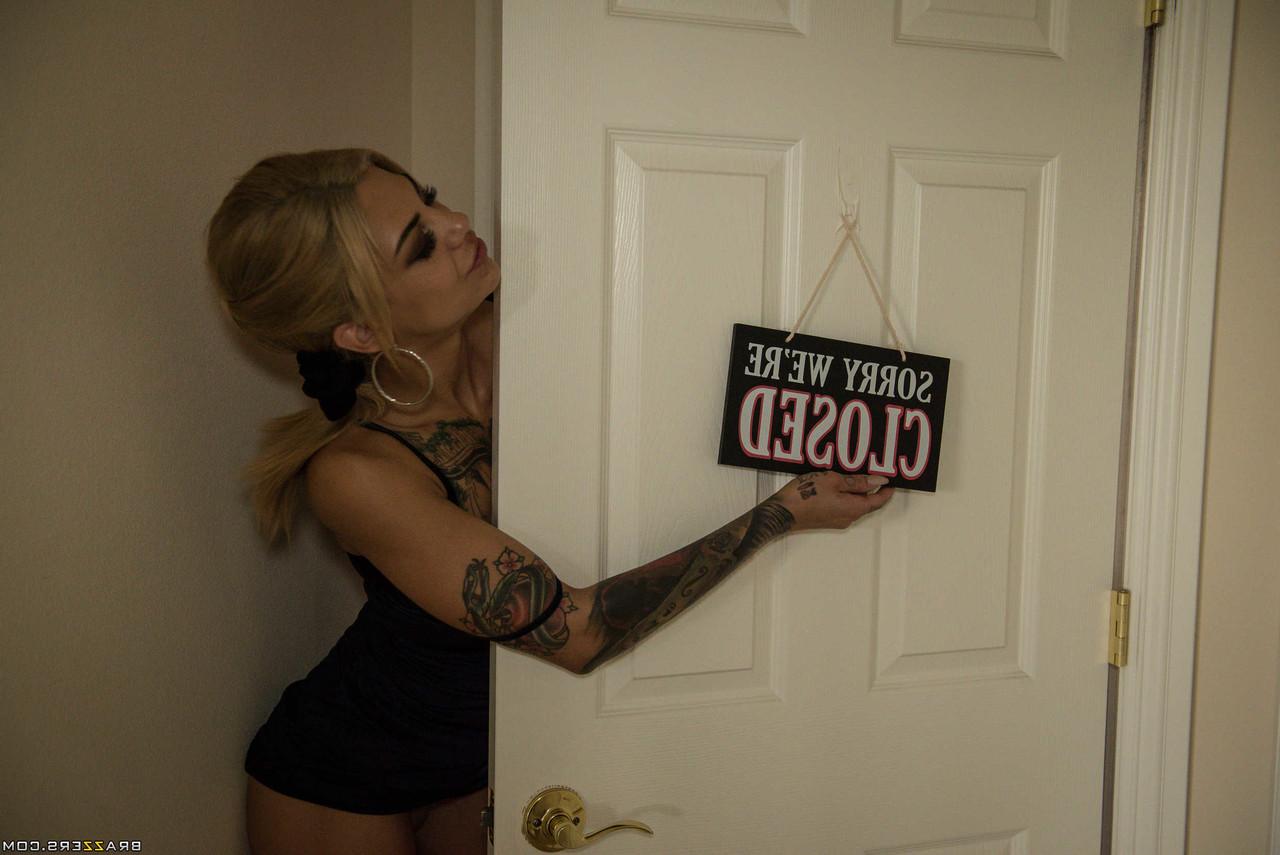 20P Die untreue, tätowierte Ehefrau Bonnie Rotten wird von einem glatzköpfigen Barkeeper gefickt und ins Gesicht gespritzt