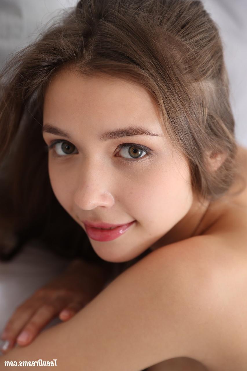 20P 素敵なウクライナ人美女ミラ・アズールがベッドの上で美しい巨乳をからかう