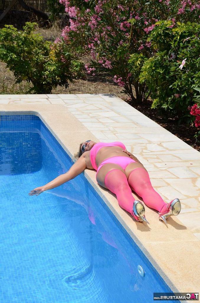 20P Die ältere blonde Amateurin Sweet Susi zeigt ihre Titten und ihren Arsch in Sonnenbrillen neben einem Pool
