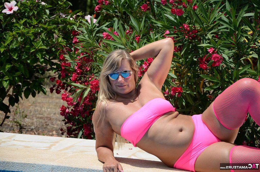 20P Die ältere blonde Amateurin Sweet Susi zeigt ihre Titten und ihren Arsch in Sonnenbrillen neben einem Pool