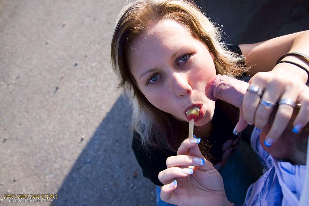 15P Garota loira chupa um pau grande enquanto chupa rebuçados também