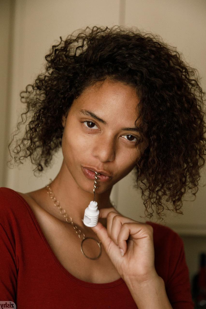 12P La petite ébène Desiree Jacobsen montre ses petits seins et son cul bombé en solo.