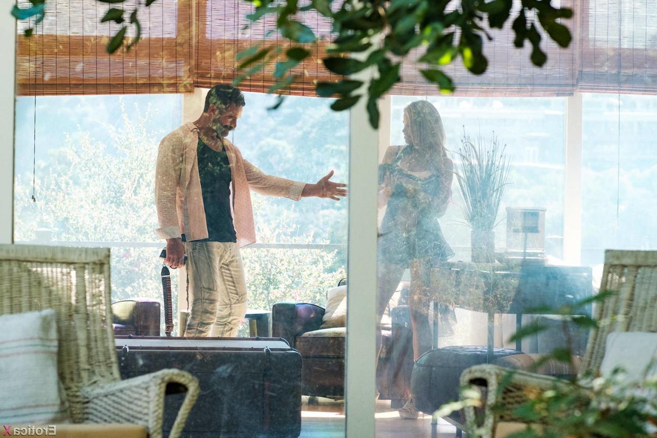20P La rubia caliente Jessa Rhodes monta una gran polla en varias posiciones después de chuparla