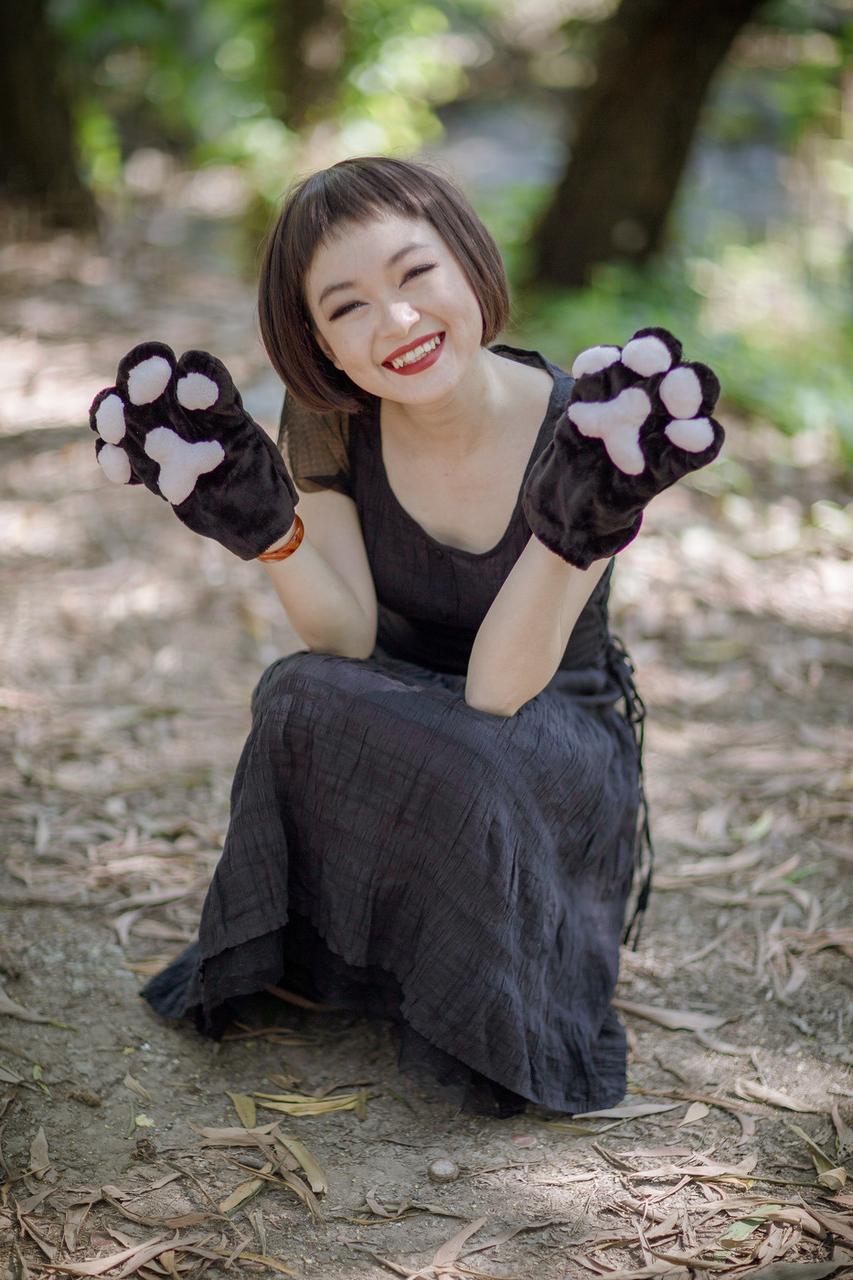20P Pretty Asian model posing in her elegant black dress in the forest