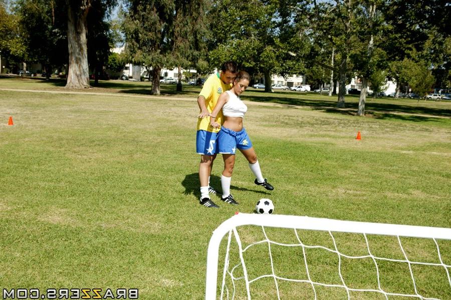 20P A gata esportiva de seios grandes Capri Cavanni é pega no banho pós-jogo