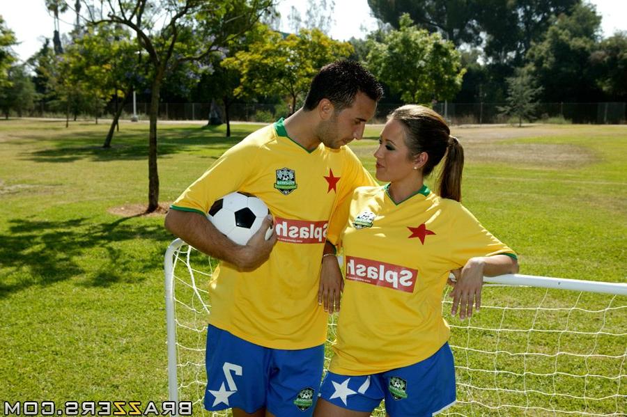 20P A gata esportiva de seios grandes Capri Cavanni é pega no banho pós-jogo