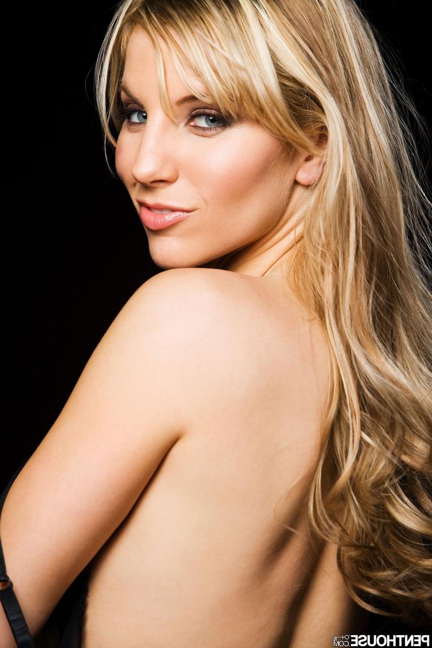 17P La chaude blonde MILF Ashley Fires se doigte et joue avec sa chatte humide en solo