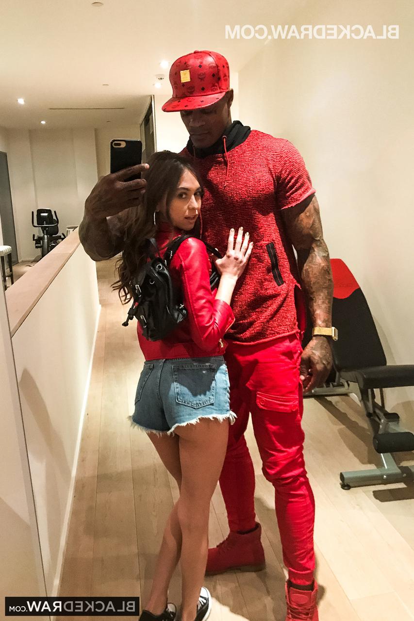 20P La pequeña morena Riley Reid monta una gran polla negra a lo perrito y recibe un creampie