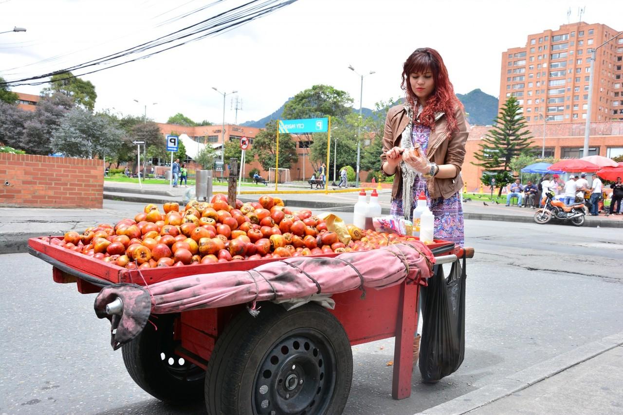 17P A ruiva latina Dalla Roja cavalga cowgirl e doggystyle com seios naturais nus