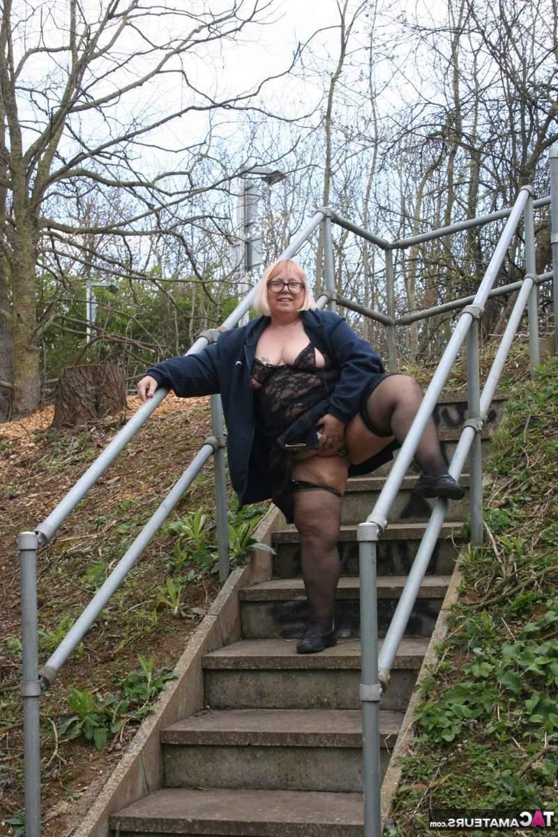 16P A loira obesa do Reino Unido Lexie Cummings mostra sua bunda enorme em locais públicos