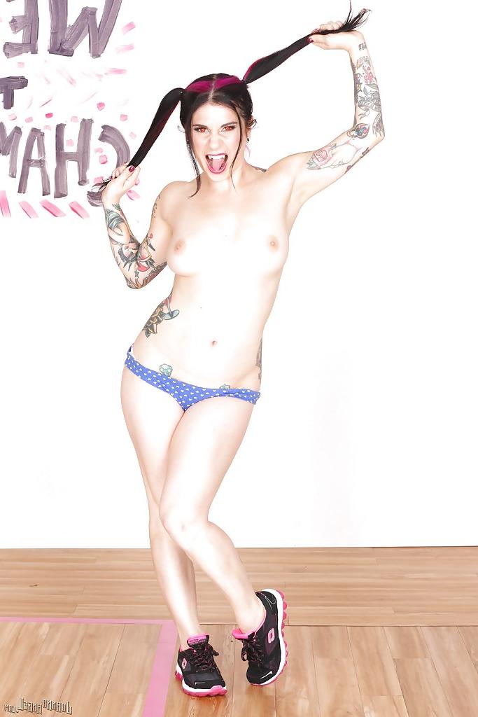 16P A gata amadora Joanna Angel brinca com sua bunda milf em um terno de líder de torcida