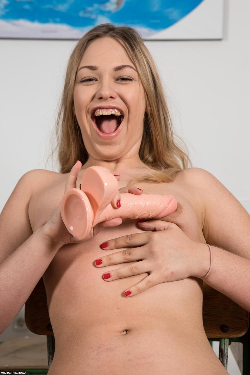 20P Die sexy europäische Teenagerin Selvaggia zieht sich im Klassenzimmer aus und gibt sich einen Dildo