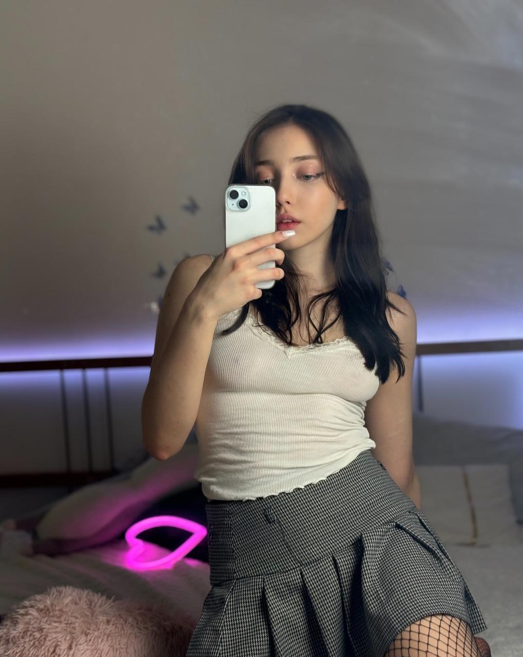 10P La adolescente de Onlyfans Mia Saffron posa con su ropa y lencería calientes en solitario