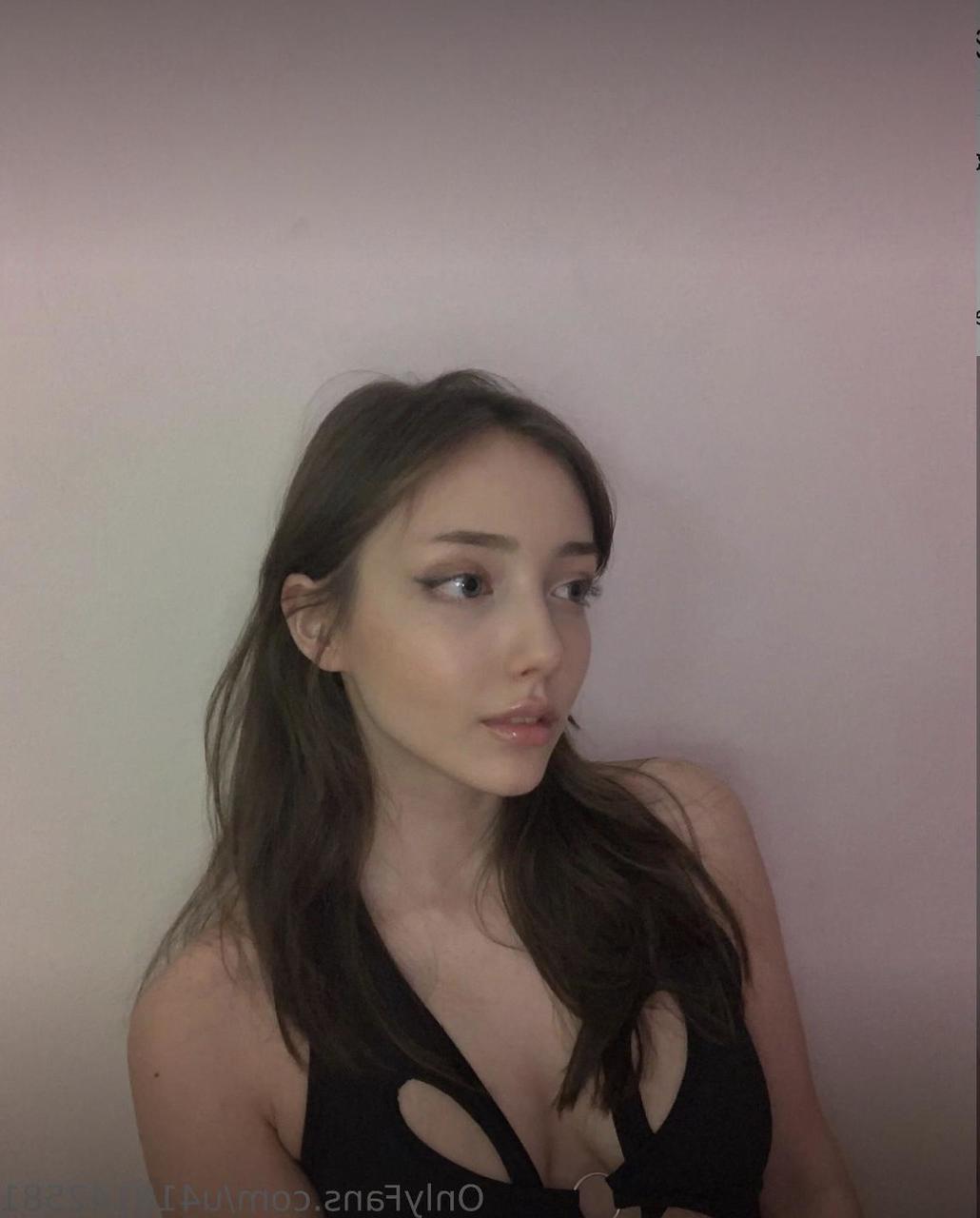 10P La adolescente de Onlyfans Mia Saffron posa con su ropa y lencería calientes en solitario