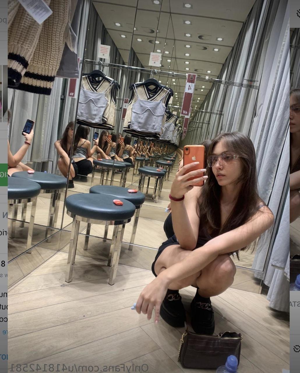 10P La adolescente de Onlyfans Mia Saffron posa con su ropa y lencería calientes en solitario