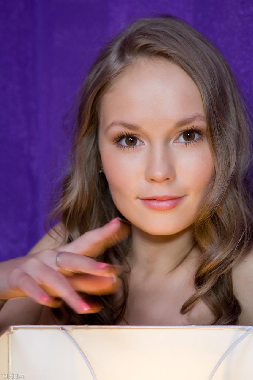 20P La hermosa nena desnuda Caesaria A muestra sus pequeñas tetas y su coño recortado