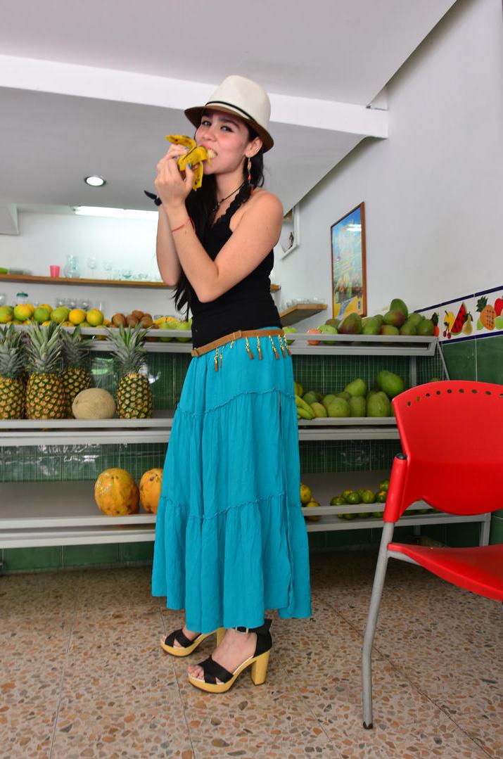 20P Linda garota colombiana come frutas e descasca para posar nua com chapéu e cinto