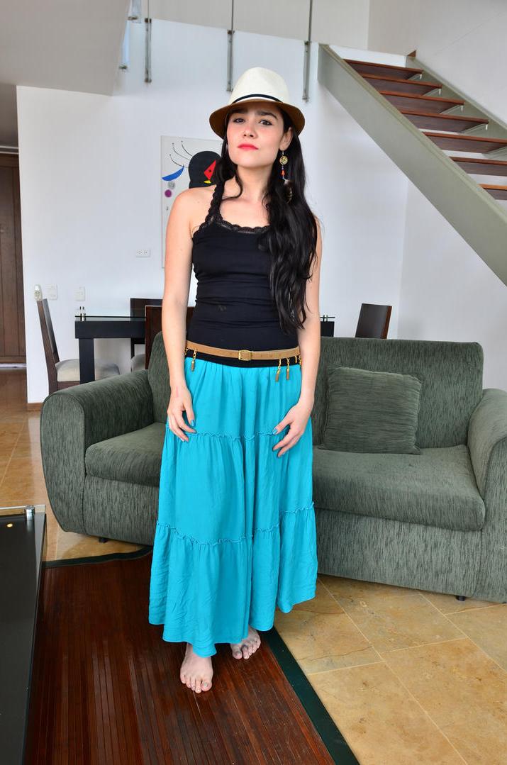 20P Linda garota colombiana come frutas e descasca para posar nua com chapéu e cinto