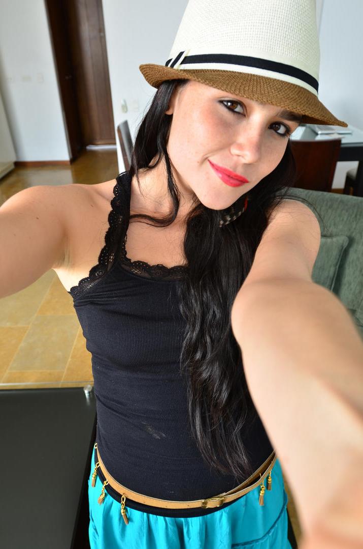 20P Linda garota colombiana come frutas e descasca para posar nua com chapéu e cinto