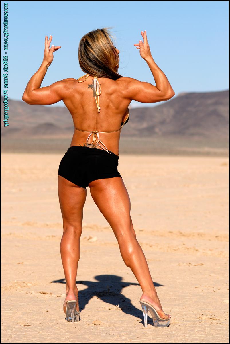 15P Blonde bodybuilder Jennifer Jaques Conn changes attire while posing outdoors