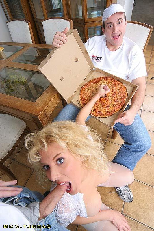 16P Die hübsche MILF in Strümpfen Kara Nox liebt es, die Schwänze von Pizzaboten zu lutschen