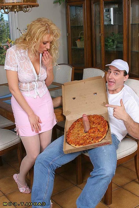 16P Die hübsche MILF in Strümpfen Kara Nox liebt es, die Schwänze von Pizzaboten zu lutschen