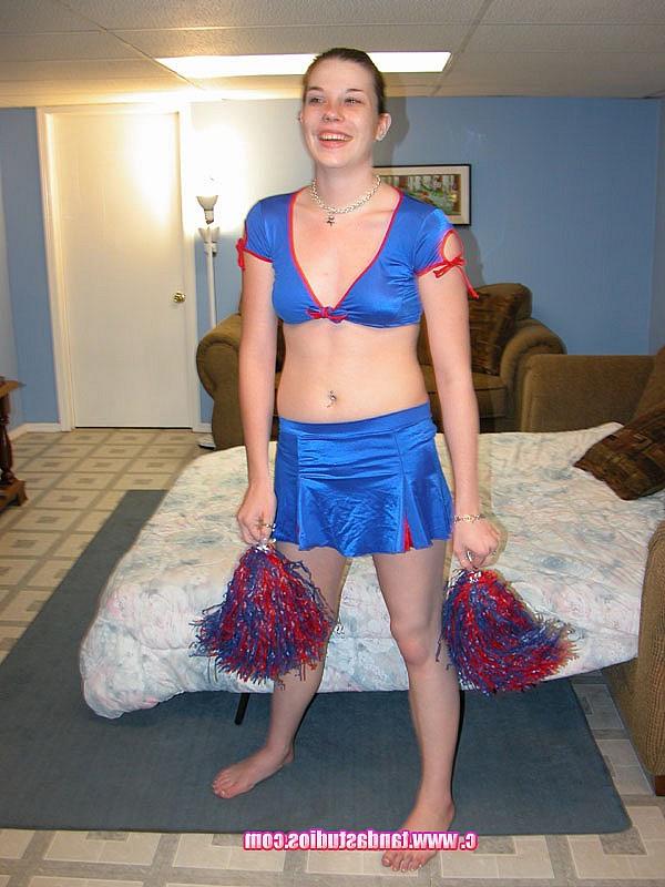 20P Amateur cheerleader Halley Storm grabs a toy and fucks her pussy with it