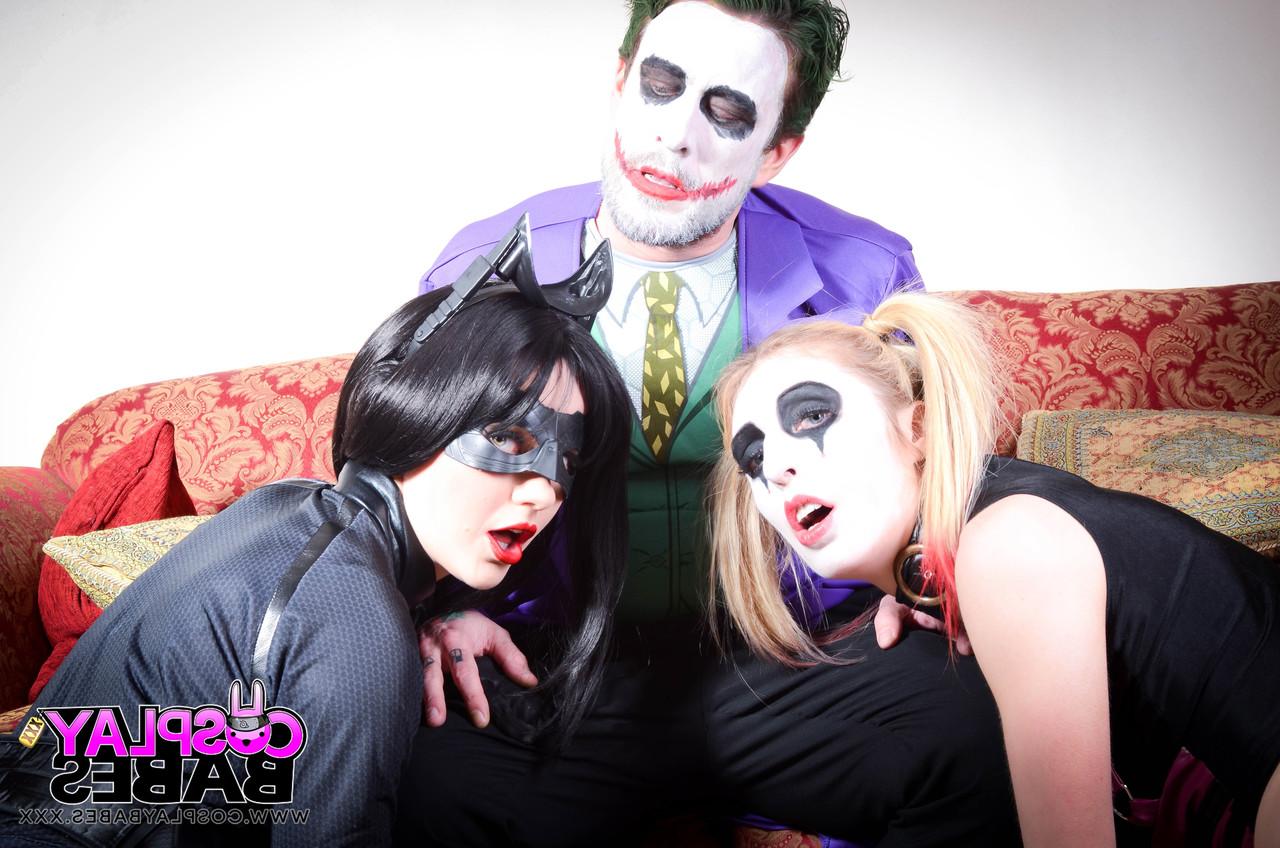 20P Die heißen Pornostars Jessica Jensen und Tina Kay teilen sich den Schwanz im Cosplay-Dreier