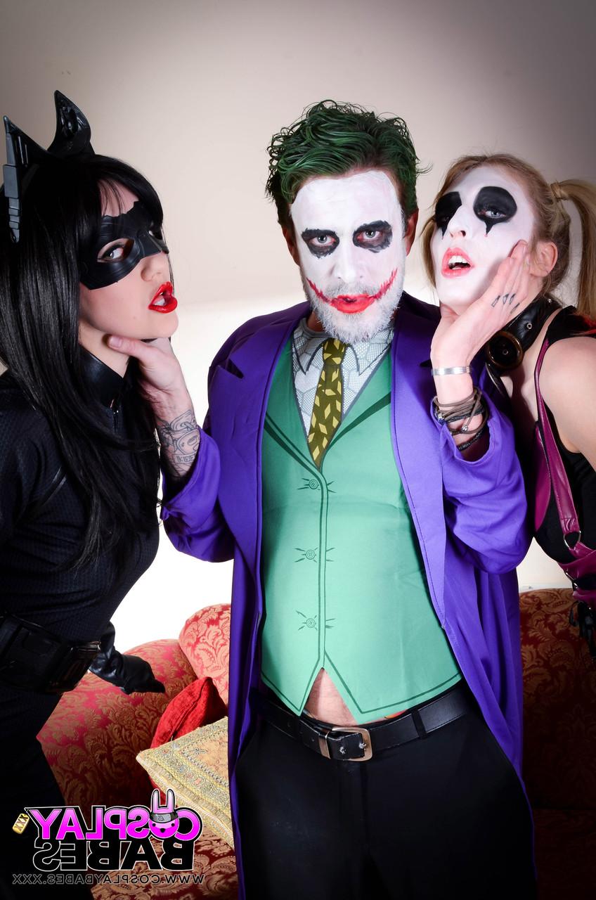 20P Die heißen Pornostars Jessica Jensen und Tina Kay teilen sich den Schwanz im Cosplay-Dreier
