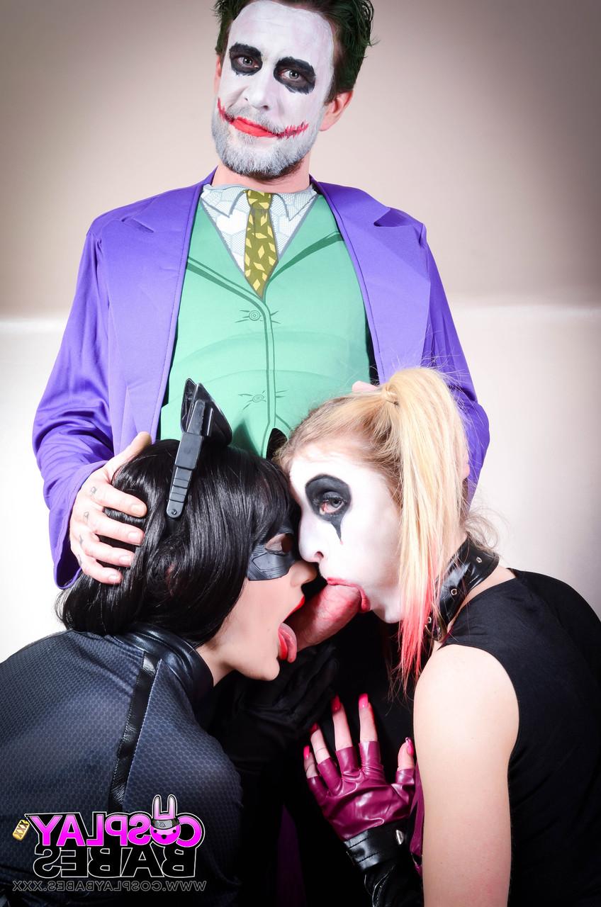 20P Die heißen Pornostars Jessica Jensen und Tina Kay teilen sich den Schwanz im Cosplay-Dreier