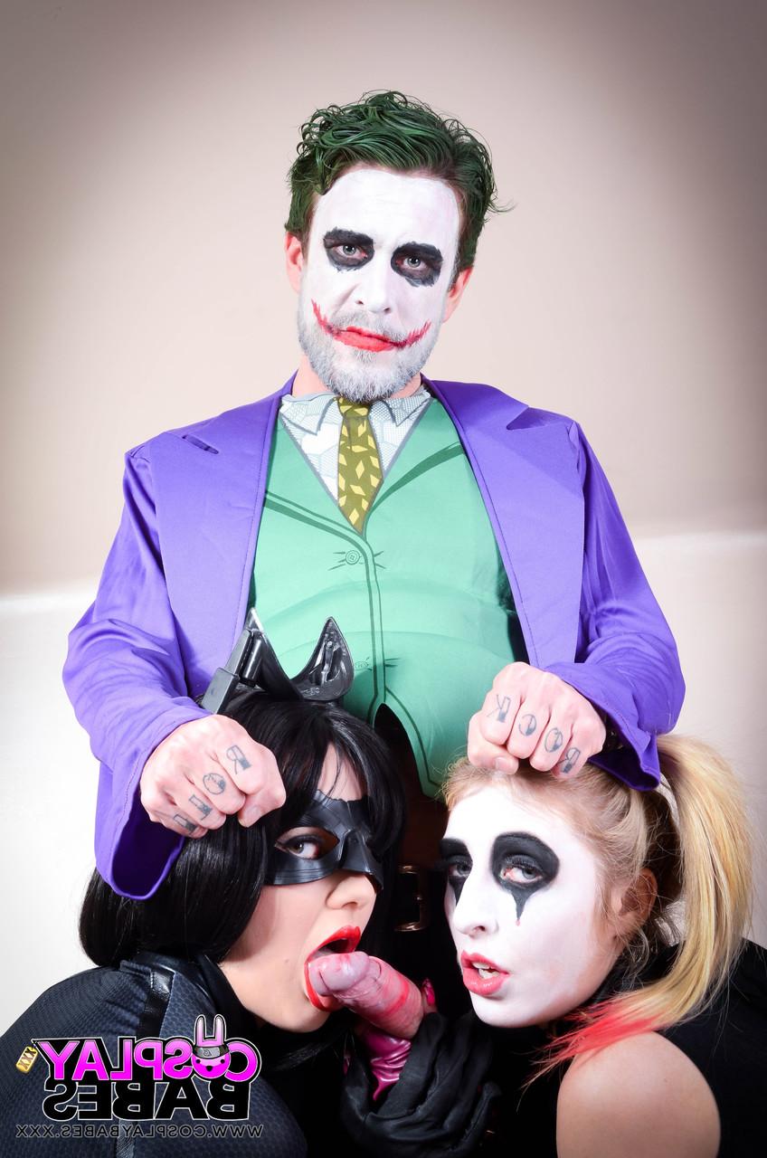 20P Die heißen Pornostars Jessica Jensen und Tina Kay teilen sich den Schwanz im Cosplay-Dreier