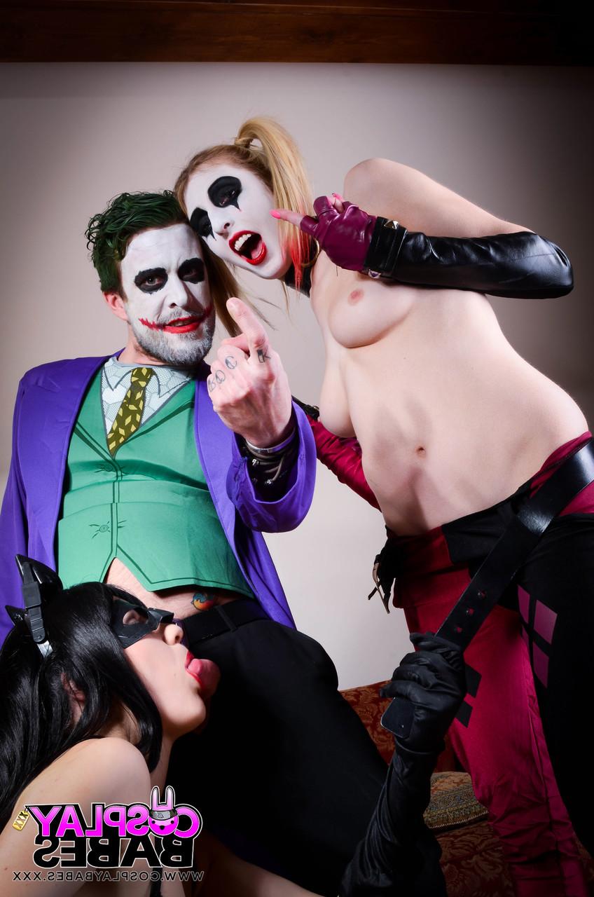 20P Die heißen Pornostars Jessica Jensen und Tina Kay teilen sich den Schwanz im Cosplay-Dreier