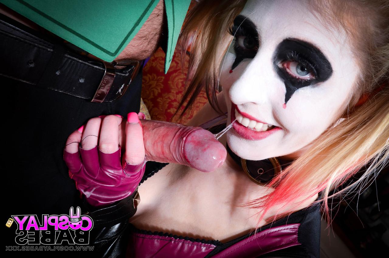 20P Die heißen Pornostars Jessica Jensen und Tina Kay teilen sich den Schwanz im Cosplay-Dreier