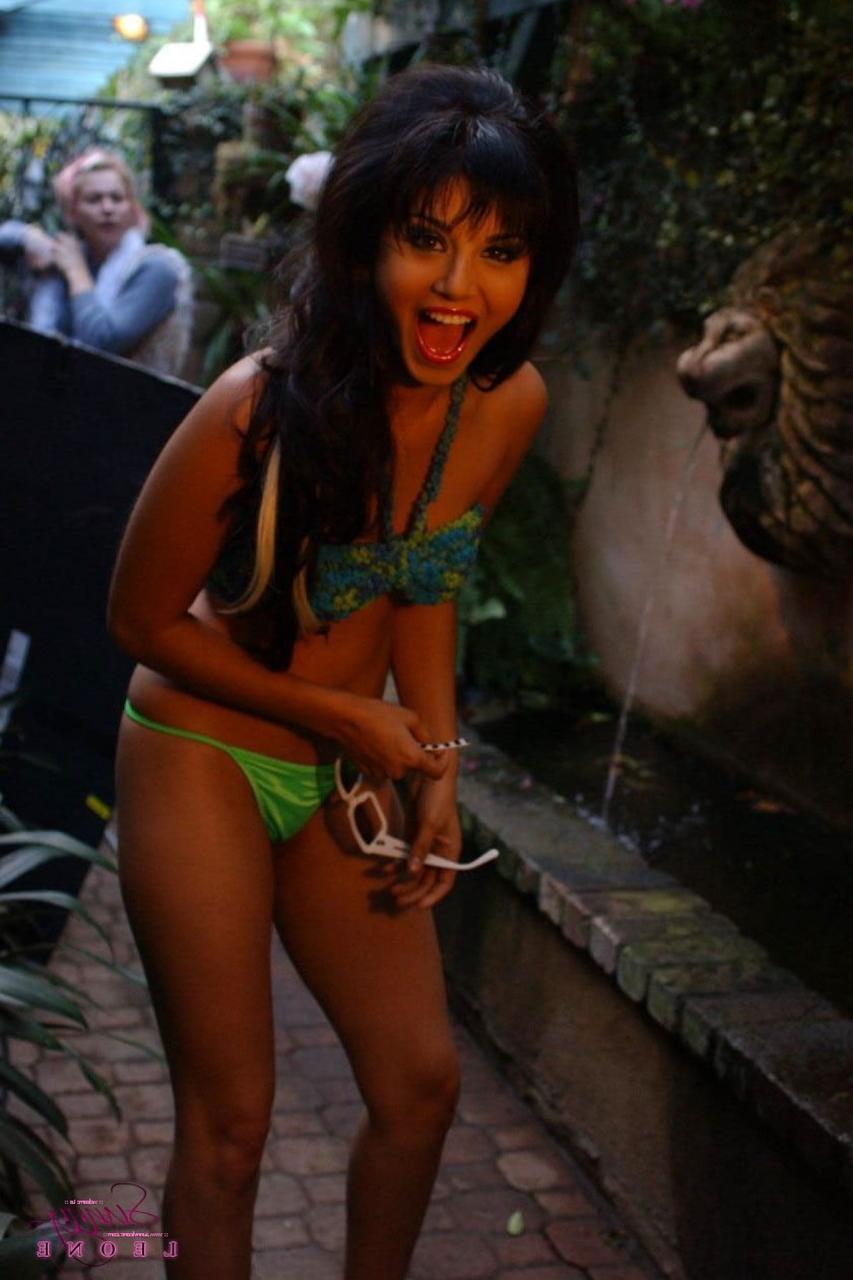 17P La séduisante star du porno MILF Sunny Leone vous taquine de manière séduisante dans un strip-tease en plein air.