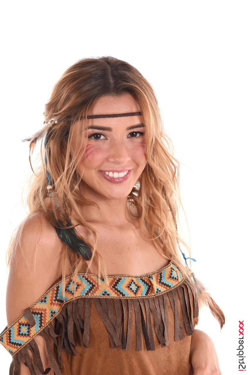 15P A garota gostosa Agatha Vega modela trajes de cosplay antes de se masturbar com um vibrador