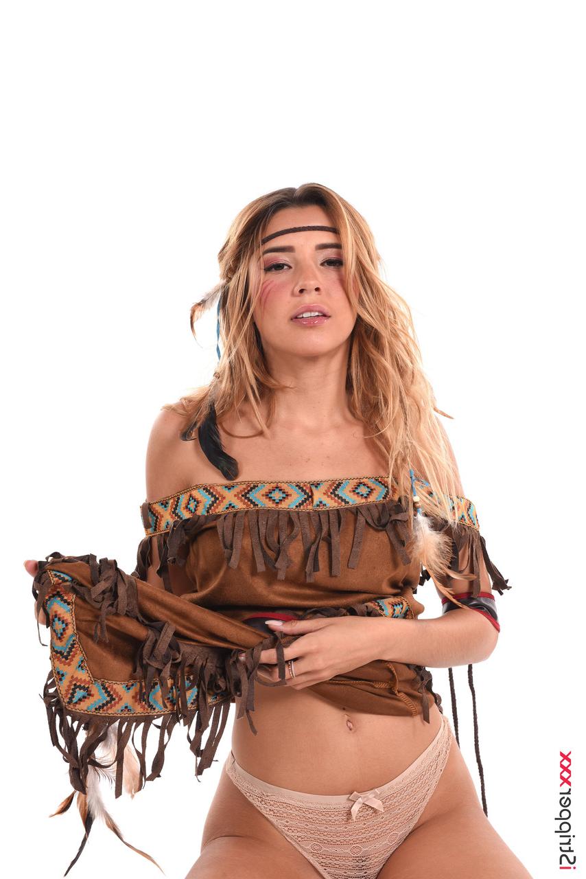 15P A garota gostosa Agatha Vega modela trajes de cosplay antes de se masturbar com um vibrador