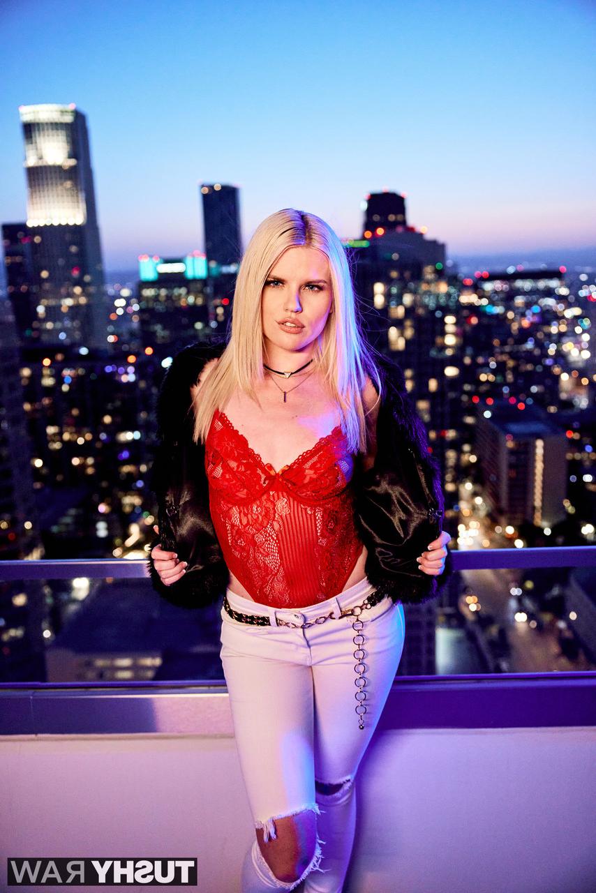 20P Der sexy Pornostar Nikki Sweet lässt sich von Mick Blue in ihren runden Hintern ficken