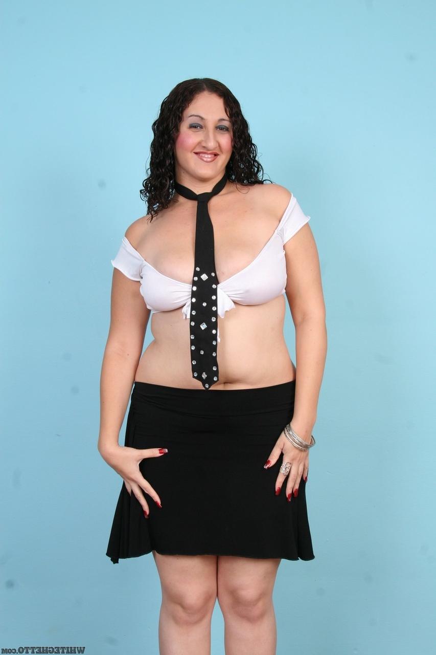 17P La gordita latina Sonia Glaze presenta su cuerpo caliente con su coño peludo