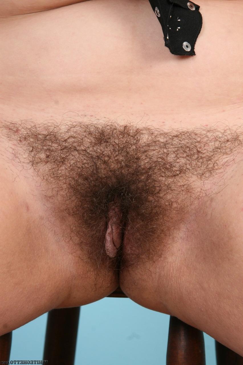 17P La gordita latina Sonia Glaze presenta su cuerpo caliente con su coño peludo
