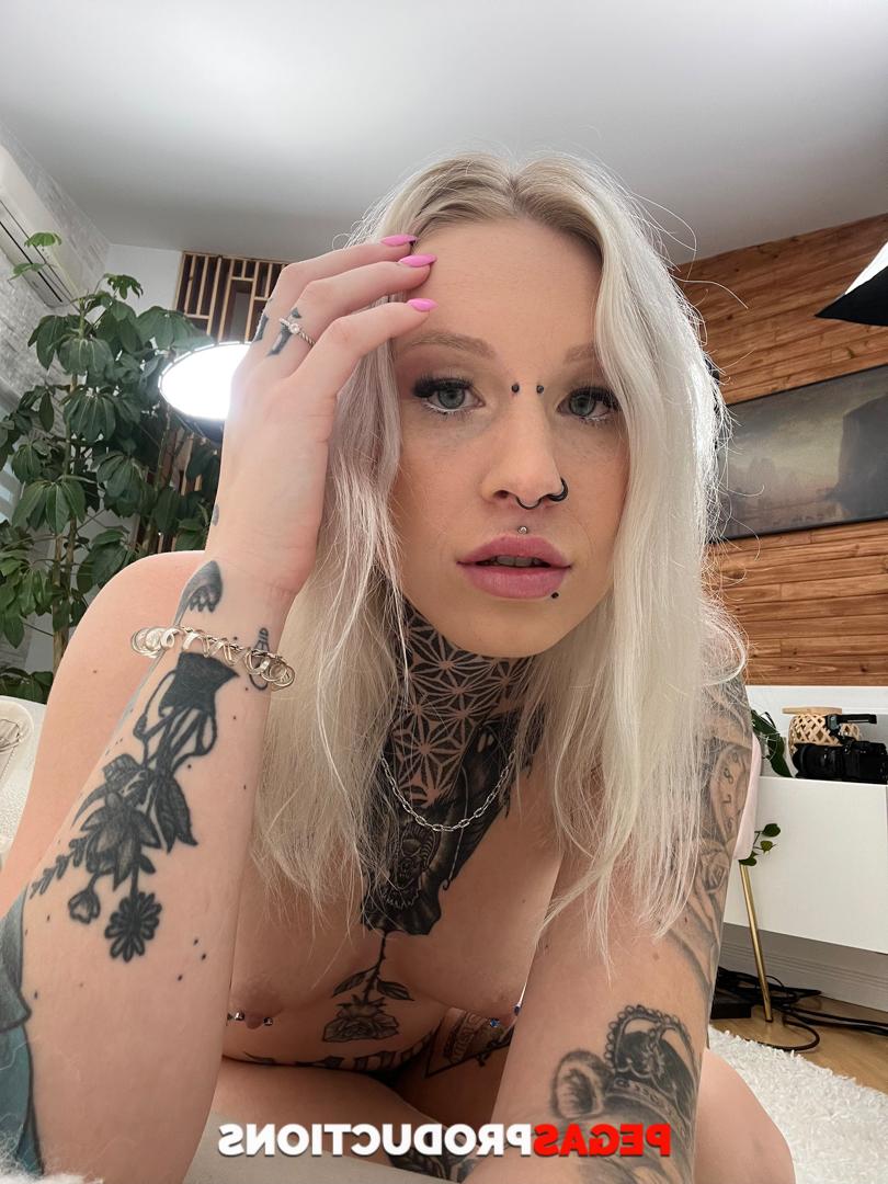 20P Naughty stepsisters Princess 69 & Coco Ivy show off their tits & big bums
