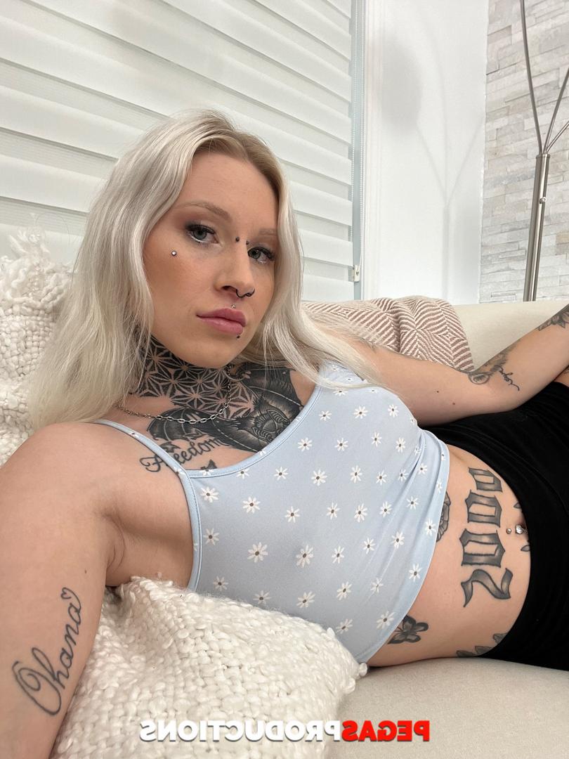 20P Naughty stepsisters Princess 69 & Coco Ivy show off their tits & big bums