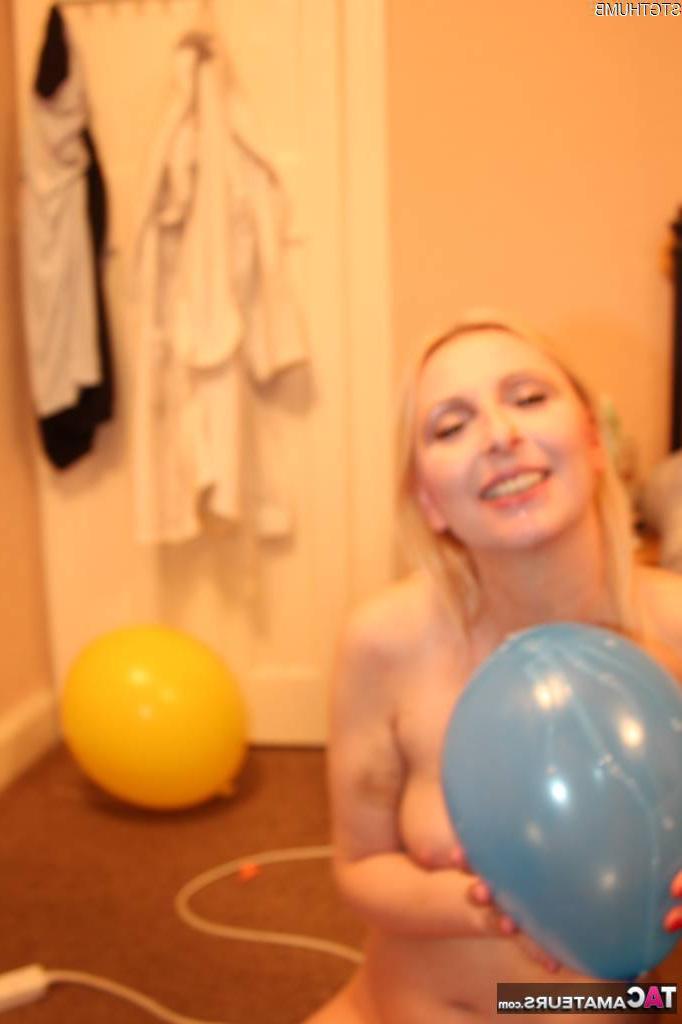 20P Die reife britische Blondine Tracey Lain leckt nach dem Analsex Sperma von einem Ballon